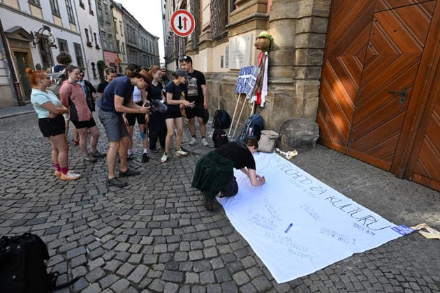 The We Stand for Culture (Stojime za kulturou) initiative launched a march to Prague in the centre of Olomouc on 31 May 2026 in response to the government s moves to cut funding for culture and public media. Participants will visit regional cultural centres along the 331.5 kilometre route, where debates and an accompanying artistic programme will take place. The march will culminate on 15 June 2026 in Prague. (CTKxPhoto LudekxPerina) CTKPhotoP2026053101884  CTKPhotoP2026053101884
