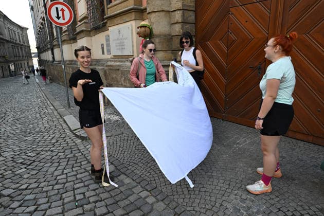 The We Stand for Culture (Stojime za kulturou) initiative launched a march to Prague in the centre of Olomouc on 31 May 2026 in response to the government s moves to cut funding for culture and public media. Participants will visit regional cultural centres along the 331.5 kilometre route, where debates and an accompanying artistic programme will take place. The march will culminate on 15 June 2026 in Prague. (CTKxPhoto LudekxPerina) CTKPhotoP2026053101891  CTKPhotoP2026053101891