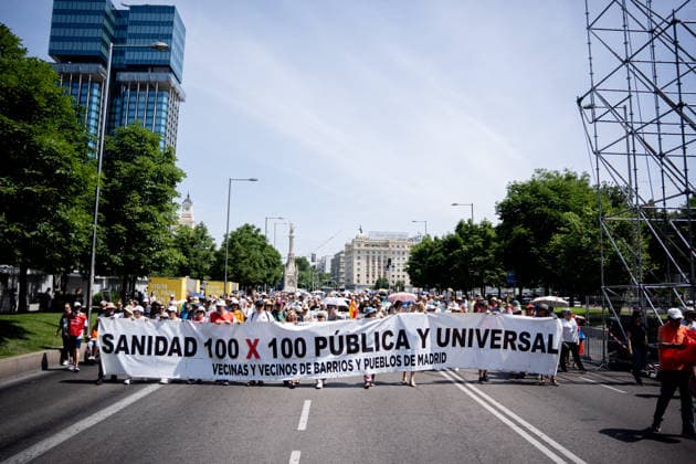Demonstration in Madrid for public healthcare and against the healthcare policy of the Ayuso government Numerous people carry a banner with the slogan 100 x 100 public and universal healthcare during a demonstration for public healthcare and to denounce the dismantling of the public healthcare system by the government of Isabel Díaz Ayuso, on May 31, 2026, in Madrid Spain The protest, organized by the platform Vecinas y Vecinos de Barrios y Pueblos de Madrid, had four columns which marched from Atocha, Sevilla metro station, Plaza Dalí and Colón until they converged at Cibeles 31 MAY 2026 DEMONSTRATION PUBLIC HEALTH Madrid Madrid Spain  Copyright: xGabrielxLuengasx 7561801