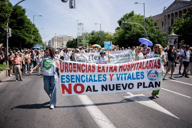 Demonstration in Madrid for public healthcare and against the healthcare policy of the Ayuso government Several people carry a banner with the slogan Urgencias extra hospitalarias eseciales y vitales No al nuevo plan during a demonstration for public healthcare and to denounce the dismantling of the public healthcare system by the government of Isabel Díaz Ayuso, on May 31, 2026, in Madrid Spain The protest, organized by the platform Vecinas y Vecinos de Barrios y Pueblos de Madrid, has had four columns that have marched from Atocha, Sevilla subway, Plaza Dalí and Colón to converge at Cibeles 31 MAY 2026 DEMONSTRATION PUBLIC HEALTH Madrid Madrid Spain  Copyright: xGabrielxLuengasx 7561812