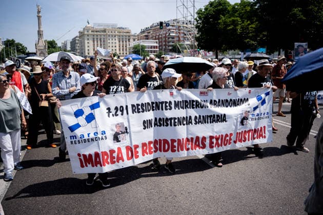 Demonstration in Madrid for public healthcare and against the healthcare policy of Ayusos government Several people carry a banner with the slogan Marea de residencias exige justicia during a demonstration for public healthcare and to denounce the dismantling of the public healthcare system by Isabel Díaz Ayusos government, on May 31, 2026, in Madrid Spain The protest, organized by the platform Vecinas y Vecinos de Barrios y Pueblos de Madrid, had four columns that marched from Atocha, Sevilla subway, Plaza Dalí and Colón to converge in Cibeles 31 MAY 2026 DEMONSTRATION PUBLIC HEALTH Madrid Madrid Spain  Copyright: xGabrielxLuengasx 7561814