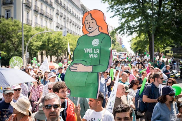 March Yes to Life in Madrid Demonstrator carries banner with slogan Vive la vida during a demonstration against the shielding of abortion in the Constitution and the euthanasia law, on May 31, 2026, in Madrid Spain The Plataforma Sí a la Vida (Yes to Life Platform), made up of more than 500 associations, convenes the demonstration under the slogan March Yes to Life to call for the repeal of anti-life laws and to protest against the shielding of abortion in the Constitution and the euthanasia law, calls the demonstration under the slogan March Yes to Life to call for the repeal of the anti-life laws and to protest against the protection of abortion in the Constitution and against the euthanasia law 31 MAY 2026 ANTI-ABORTION DEMONSTRATION EU  Copyright: xDiegoxRadamÃ sx 7561826