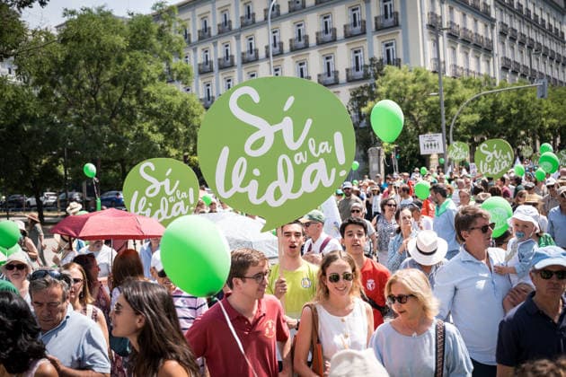 March Yes to Life in Madrid Demonstrator carries banner with slogan Yes to Life during a demonstration against the shielding of abortion in the Constitution and the euthanasia law, on May 31, 2026, in Madrid Spain The Platform Yes to Life, made up of more than 500 associations, convenes the demonstration under the slogan March Yes to Life to call for the repeal of anti-life laws and to protest against the shielding of abortion in the Constitution and the euthanasia law, calls the demonstration under the slogan March Yes to Life to call for the repeal of the anti-life laws and to protest against the protection of abortion in the Constitution and against the euthanasia law 31 MAY 2026 ANTI-ABORTION DEMONSTRATION EUTHANASIA PROVIDA Diego Rada  Copyright: xDiegoxRadamÃ sx 7561827