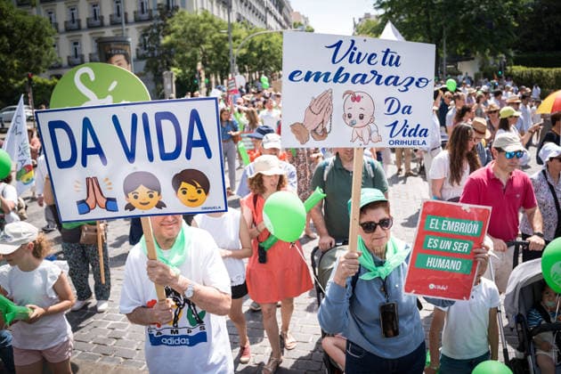 March Yes to Life in Madrid Demonstrators carry banners with slogans Give life and Live your pregnancy Give life and The embryo is a human being during a demonstration against the shielding of abortion in the Constitution and the euthanasia law, on May 31, 2026, in Madrid Spain The Plataforma Sí a la Vida, made up of more than 500 associations, is organizing the demonstration under the slogan March Yes to Life to call for the repeal of anti-life laws and to protest against the protection of abortion in the Constitution and against the euthanasia law 31 MAY 2026 ANTI-ABORTION DEMONSTRATION EUTHANASIA PRO-LIFE Diego Radamé Madrid Madrid Spain  Copyright: xDiegoxRadamÃ sx 7561830