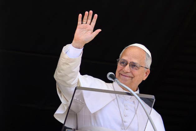 ITALY - POPE LEO XIV WAVES RO THE CROWD FROM THE WINDOW OF THE APOSTOLIC PALACE OVERLOOKING ST PETER S SQUARE DURING THE ANGELUS PRAYER AT THE VATICAN- 2026 5 31 Italy, Rome, Vatican, 2026 5 31.Pope Leo XIV waves to the crowd from the window of the apostolic palace overlooking St. Peter s square during the Angelus prayer in the Vatican EDITORIAL USE ONLY - NO BOOKS Copyright: xVATICANxMEDIAx