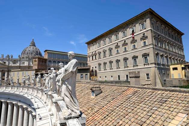ITALY - POPE LEO XIV WAVES RO THE CROWD FROM THE WINDOW OF THE APOSTOLIC PALACE OVERLOOKING ST PETER S SQUARE DURING THE ANGELUS PRAYER AT THE VATICAN- 2026 5 31 Italy, Rome, Vatican, 2026 5 31.Pope Leo XIV waves to the crowd from the window of the apostolic palace overlooking St. Peter s square during the Angelus prayer in the Vatican EDITORIAL USE ONLY - NO BOOKS Copyright: xVATICANxMEDIAx
