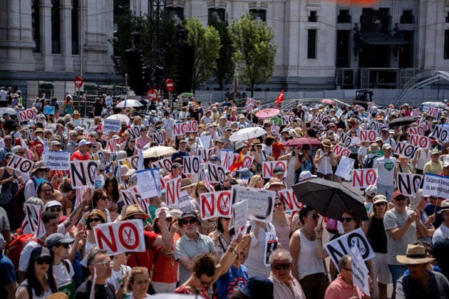 Demonstration in Madrid for public healthcare and against the healthcare policy of the Ayuso government Numerous people participate in a demonstration for public healthcare and to denounce the dismantling of the public healthcare system by the government of Isabel Díaz Ayuso, on May 31, 2026, in Madrid Spain The protest, organized by the platform Vecinas y Vecinos de Barrios y Pueblos de Madrid, had four columns which marched from Atocha, Sevilla subway station, Plaza Dalí and Colón until they converged at Cibeles 31 MAY 2026 DEMONSTRATION PUBLIC HEALTH Madrid Madrid Spain  Copyright: xGabrielxLuengasx 7561859