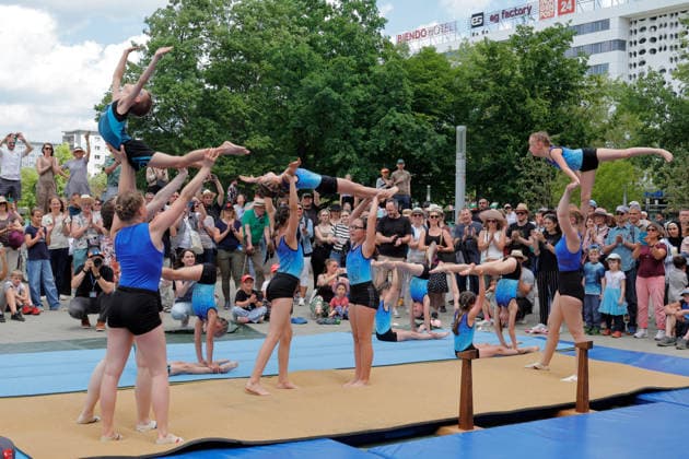 Hutfestival 30.05.2026, Chemnitz, Hutfestival, Das 9. HUTFESTIVAL das Festival der Straßenkunst, verwandelt vom 29. bis 31. Mai 2026 drei Tage lang die Gassen und Plätze in der Chemnitzer Innenstadt in eine große Freilichtbühne voller Live-Musik, Clownerie, Artistik, Jonglage, Feuershows, Walk-Acts, Kunst und Streetfood. Mit vielseitigen Straßenkünstlern und Acts aus vielen europäischen Nationen, darunter auch lokale Künstler, verspricht das Festival ein Spektakel voller Überraschungen, Staunen und Magie. An jeder Ecke entdeckt man Witziges, Unterhaltsames, Berührendes, Kunstvolles sowie Kulinarisches. Darbietung des Kunstturnverein Chemnitz e.V. Chemnitz Sachsen BRD *** Hutfestival 30 05 2026, Chemnitz, Hutfestival, The 9 HU