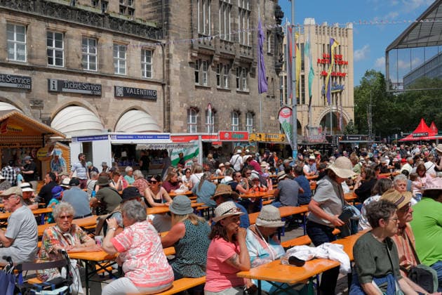 Hutfestival 30.05.2026, Chemnitz, Hutfestival, Das 9. HUTFESTIVAL das Festival der Straßenkunst, verwandelt vom 29. bis 31. Mai 2026 drei Tage lang die Gassen und Plätze in der Chemnitzer Innenstadt in eine große Freilichtbühne voller Live-Musik, Clownerie, Artistik, Jonglage, Feuershows, Walk-Acts, Kunst und Streetfood. Mit vielseitigen Straßenkünstlern und Acts aus vielen europäischen Nationen, darunter auch lokale Künstler, verspricht das Festival ein Spektakel voller Überraschungen, Staunen und Magie. An jeder Ecke entdeckt man Witziges, Unterhaltsames, Berührendes, Kunstvolles sowie Kulinarisches. Chemnitz Sachsen BRD *** Hutfestival 30 05 2026, Chemnitz, Hutfestival, The 9 HUTFESTIVAL the festival of street art, will tr