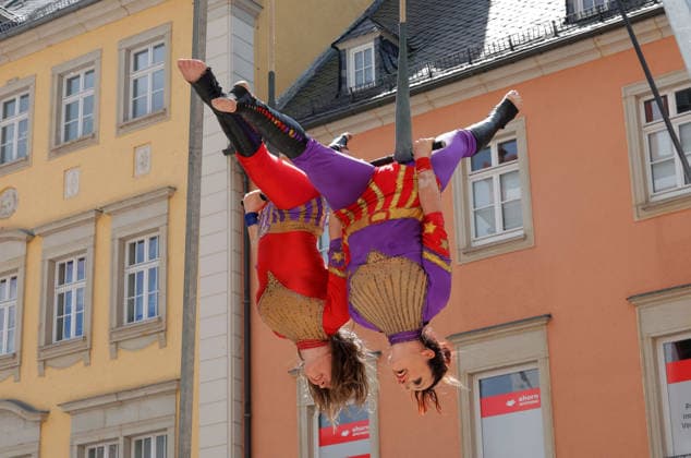 Hutfestival 30.05.2026, Chemnitz, Hutfestival, Das 9. HUTFESTIVAL das Festival der Straßenkunst, verwandelt vom 29. bis 31. Mai 2026 drei Tage lang die Gassen und Plätze in der Chemnitzer Innenstadt in eine große Freilichtbühne voller Live-Musik, Clownerie, Artistik, Jonglage, Feuershows, Walk-Acts, Kunst und Streetfood. Mit vielseitigen Straßenkünstlern und Acts aus vielen europäischen Nationen, darunter auch lokale Künstler, verspricht das Festival ein Spektakel voller Überraschungen, Staunen und Magie. An jeder Ecke entdeckt man Witziges, Unterhaltsames, Berührendes, Kunstvolles sowie Kulinarisches. Auftritt der Luftakrobateninnen Superheros Chemnitz Sachsen BRD *** Hutfestival 30 05 2026, Chemnitz, Hutfestival, The 9 HU