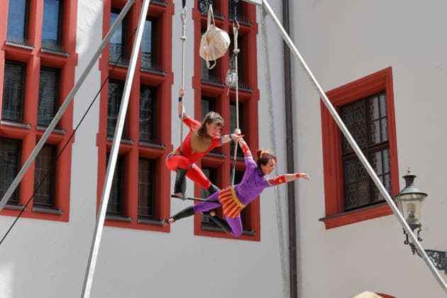Hutfestival 30.05.2026, Chemnitz, Hutfestival, Das 9. HUTFESTIVAL das Festival der Straßenkunst, verwandelt vom 29. bis 31. Mai 2026 drei Tage lang die Gassen und Plätze in der Chemnitzer Innenstadt in eine große Freilichtbühne voller Live-Musik, Clownerie, Artistik, Jonglage, Feuershows, Walk-Acts, Kunst und Streetfood. Mit vielseitigen Straßenkünstlern und Acts aus vielen europäischen Nationen, darunter auch lokale Künstler, verspricht das Festival ein Spektakel voller Überraschungen, Staunen und Magie. An jeder Ecke entdeckt man Witziges, Unterhaltsames, Berührendes, Kunstvolles sowie Kulinarisches. Auftritt der Luftakrobateninnen Superheros Chemnitz Sachsen BRD *** Hutfestival 30 05 2026, Chemnitz, Hutfestival, The 9 HU