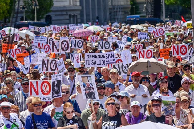 May 31, 2026, Madrid, Madrid, SPAIN: Thousands of citizens and medical professionals gather at Plaza de Cibeles during a major demonstration defending the public healthcare system in Madrid. Madrid SPAIN  - ZUMAz108 20260531_znp_z108_047 Copyright: xRichardxZubelzux