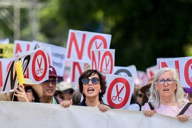 May 31, 2026, Madrid, Madrid, SPAIN: Thousands of citizens and medical professionals gather at Plaza de Cibeles during a major demonstration defending the public healthcare system in Madrid. Madrid SPAIN  - ZUMAz108 20260531_znp_z108_048 Copyright: xRichardxZubelzux