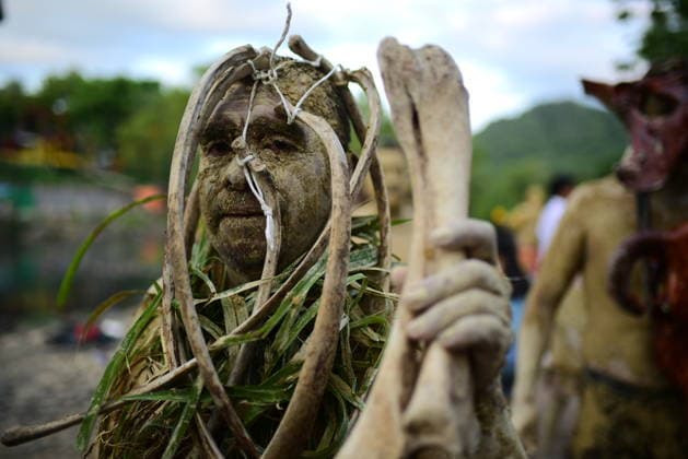 Mud-covered tradition in Mexico VERACRUZ, MEXICO - MAY 30: A man is seen covered in mud as people cover themselves in mud beneath a bridge over the river before parading through the streets of Jalcomulco during the annual The Mud-Covered Ones tradition in Veracruz, Mexico, on May 30, 2026. Rolando Ramos Anadolu Veracruz Mexico. Editorial use only. Please get in touch for any other usage.  Copyright: x2026xAnadoluxRolandoxRamosx