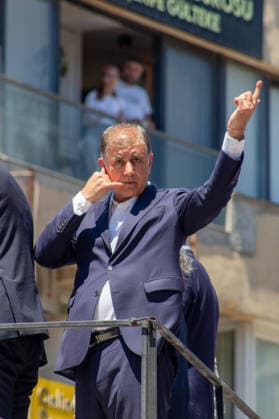 Ozgur Ozel rally in Manisa, Turkey - 26 May 2026. CHP (Republican People s Party) leader Özgür Özel seen during the rally. CHP (Republican People s Party) Chairman Ozgur Ozel addressed party members and supporters in the western Turkish city of Manisa following a rally in nearby Izmir. During his speech, Ozel commented on ongoing political developments, internal party discussions, and legal proceedings related to the party s 38th Ordinary Congress. Manisa Turkey Copyright: xYusufxBelekx xSOPAxImagesx _MG_2335