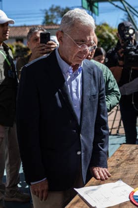 Colombian presidential elections RIONEGRO, COLOMBIA - MAY 31: Former Colombian President (2002-2010), Alvaro Uribe, arrives to vote at a polling station accompanied by Colombian presidential candidate Paloma Valencia (not seen), of the Democratic Center party, during the presidential elections in Rionegro, Colombia, on May 31, 2026. Lucas Aguayo Araos Anadolu Rionegro Colombia. Editorial use only. Please get in touch for any other usage.  Copyright: x2026xAnadoluxLucasxAguayoxAraosx