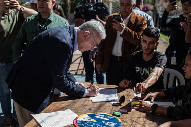 Colombian presidential elections RIONEGRO, COLOMBIA - MAY 31: Former Colombian President (2002-2010), Alvaro Uribe, arrives to vote at a polling station accompanied by Colombian presidential candidate Paloma Valencia (not seen), of the Democratic Center party, during the presidential elections in Rionegro, Colombia, on May 31, 2026. Lucas Aguayo Araos Anadolu Rionegro Colombia. Editorial use only. Please get in touch for any other usage.  Copyright: x2026xAnadoluxLucasxAguayoxAraosx