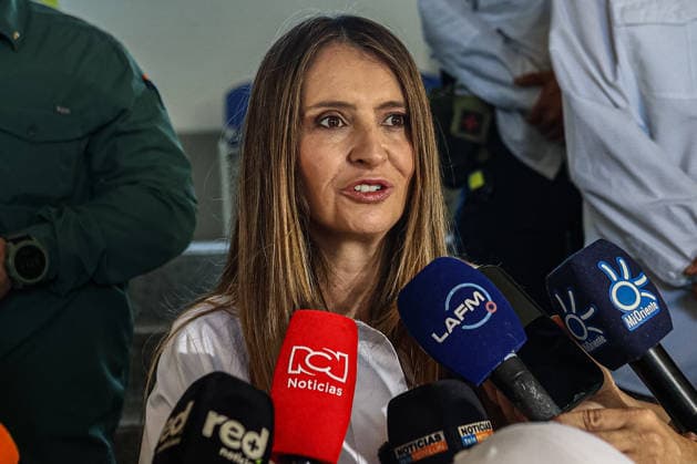 Colombian presidential elections RIONEGRO, COLOMBIA - MAY 31: Former Colombian President (2002-2010) Alvaro Uribe (not seen) gives a statement to the press after voting at a polling station accompanied by Colombian presidential candidate Paloma Valencia, of the Democratic Center party, during the presidential elections in Rionegro, Colombia, on May 31, 2026. Lucas Aguayo Araos Anadolu Rionegro Colombia. Editorial use only. Please get in touch for any other usage.  Copyright: x2026xAnadoluxLucasxAguayoxAraosx