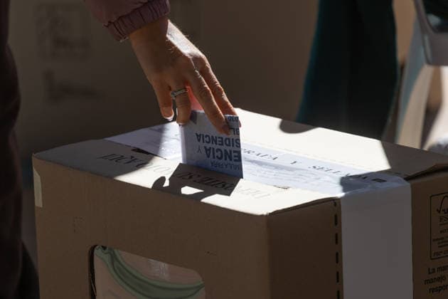 Colombian presidential elections RIONEGRO, COLOMBIA - MAY 31: People cast their votes during the presidential elections in Rionegro, Colombia, on May 31, 2026. Lucas Aguayo Araos Anadolu Rionegro Colombia. Editorial use only. Please get in touch for any other usage.  Copyright: x2026xAnadoluxLucasxAguayoxAraosx