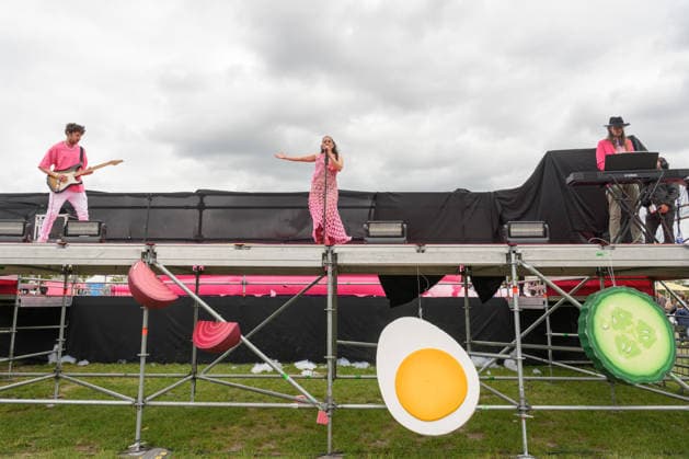 Vilnius hosts fourth edition of Pink Soup Fest VILNIUS, LITHUANIA - MAY 31: A woman sings during the fourth edition of the Pink Soup Fest, with the event running for three days for the first time in Vilnius, Lithuania, on May 31, 2026. Organizers say the festival drew more than 93,000 visitors last year, and this year’s program includes food, performances and public events across the city center. Yauhen Yerchak Anadolu Vilnius Lithuania. Editorial use only. Please get in touch for any other usage.  Copyright: x2026xAnadoluxYauhenxYerchakx