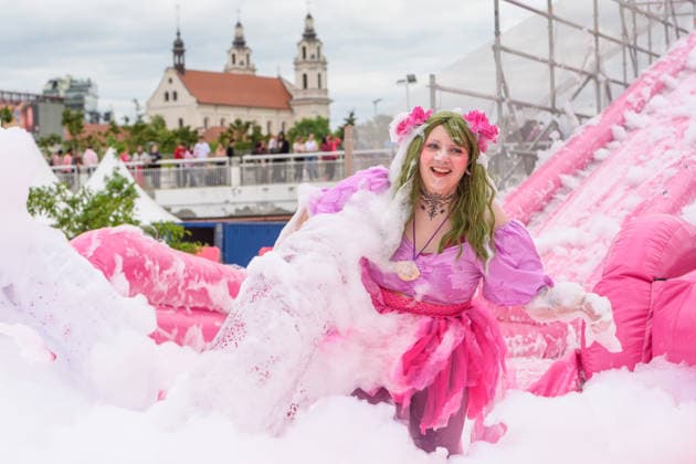 Vilnius hosts fourth edition of Pink Soup Fest VILNIUS, LITHUANIA - MAY 31: A visitor slides down a foam slide during the fourth edition of the Pink Soup Fest, with the event running for three days for the first time in Vilnius, Lithuania, on May 31, 2026. Organizers say the festival drew more than 93,000 visitors last year, and this year’s program includes food, performances and public events across the city center. Yauhen Yerchak Anadolu Vilnius Lithuania. Editorial use only. Please get in touch for any other usage.  Copyright: x2026xAnadoluxYauhenxYerchakx