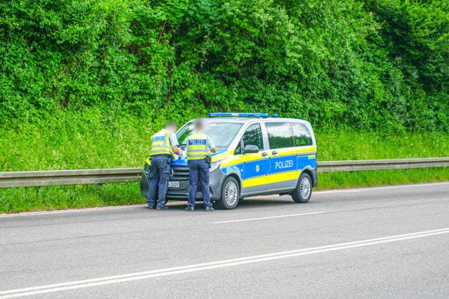 RECORD DATE NOT STATED Zwei Tote nach schwerem Frontalcrash während Unwetter bei Bruchsal: Zwei Fahrzeuge stoßen während Starkregen auf Bundesstraße frontal zusammen - für zwei Personen kommt jede Hilfe zu spät, eine weitere Person wird schwer verletzt - Feuerwehr und Ret Bei einem schweren Verkehrsunfall auf der B35 zwischen Bruchsal und Heidelsheim kamen am Sonntagnachmittag zwei Menschen ums Leben. Ein weiterer Unfallbeteiligter erlitt schwere Verletzungen. Nach derzeitigem Ermittlungsstand war ein 65-jähriger Pkw-Fahrer gegen 13:50 Uhr auf der B35 von Bruchsal in Richtung Heidelsheim unterwegs. Auf Höhe des Ortsausgangs geriet sein Fahrzeug mutmaßlich infolge von Aquaplaning auf die Gegenfahrbahn und kollidierte dort frontal mit einem entgegenkommend Copyright: xHenryxMungenastx xEinsatzReport24x
