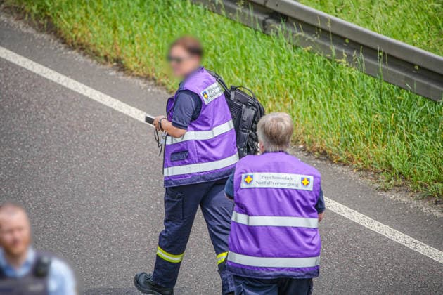 RECORD DATE NOT STATED Zwei Tote nach schwerem Frontalcrash während Unwetter bei Bruchsal: Zwei Fahrzeuge stoßen während Starkregen auf Bundesstraße frontal zusammen - für zwei Personen kommt jede Hilfe zu spät, eine weitere Person wird schwer verletzt - Feuerwehr und Ret Bei einem schweren Verkehrsunfall auf der B35 zwischen Bruchsal und Heidelsheim kamen am Sonntagnachmittag zwei Menschen ums Leben. Ein weiterer Unfallbeteiligter erlitt schwere Verletzungen. Nach derzeitigem Ermittlungsstand war ein 65-jähriger Pkw-Fahrer gegen 13:50 Uhr auf der B35 von Bruchsal in Richtung Heidelsheim unterwegs. Auf Höhe des Ortsausgangs geriet sein Fahrzeug mutmaßlich infolge von Aquaplaning auf die Gegenfahrbahn und kollidierte dort frontal mit einem entgegenkommend Copyright: xHenryxMungenastx xEinsatzReport24x
