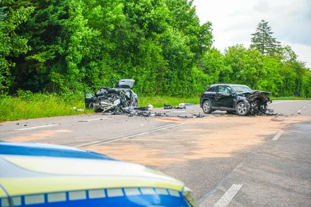 Zwei Tote nach schwerem Frontalcrash während Unwetter bei Bruchsal: Zwei Fahrzeuge stoßen während Starkregen auf Bundesstraße frontal zusammen - für zwei Personen kommt jede Hilfe zu spät, eine weitere Person wird schwer verletzt - Feuerwehr und Ret Bei einem schweren Verkehrsunfall auf der B35 zwischen Bruchsal und Heidelsheim kamen am Sonntagnachmittag zwei Menschen ums Leben. Ein weiterer Unfallbeteiligter erlitt schwere Verletzungen. Nach derzeitigem Ermittlungsstand war ein 65-jähriger Pkw-Fahrer gegen 13:50 Uhr auf der B35 von Bruchsal in Richtung Heidelsheim unterwegs. Auf Höhe des Ortsausgangs geriet sein Fahrzeug mutmaßlich infolge von Aquaplaning auf die Gegenfahrbahn und kollidierte dort frontal mit einem entgegenkommend Copyright: xHenryxMungenastx xEinsatzReport24x