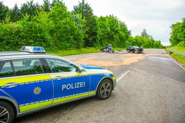 Zwei Tote nach schwerem Frontalcrash während Unwetter bei Bruchsal: Zwei Fahrzeuge stoßen während Starkregen auf Bundesstraße frontal zusammen - für zwei Personen kommt jede Hilfe zu spät, eine weitere Person wird schwer verletzt - Feuerwehr und Ret Bei einem schweren Verkehrsunfall auf der B35 zwischen Bruchsal und Heidelsheim kamen am Sonntagnachmittag zwei Menschen ums Leben. Ein weiterer Unfallbeteiligter erlitt schwere Verletzungen. Nach derzeitigem Ermittlungsstand war ein 65-jähriger Pkw-Fahrer gegen 13:50 Uhr auf der B35 von Bruchsal in Richtung Heidelsheim unterwegs. Auf Höhe des Ortsausgangs geriet sein Fahrzeug mutmaßlich infolge von Aquaplaning auf die Gegenfahrbahn und kollidierte dort frontal mit einem entgegenkommend Copyright: xHenryxMungenastx xEinsatzReport24x