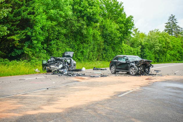 Zwei Tote nach schwerem Frontalcrash während Unwetter bei Bruchsal: Zwei Fahrzeuge stoßen während Starkregen auf Bundesstraße frontal zusammen - für zwei Personen kommt jede Hilfe zu spät, eine weitere Person wird schwer verletzt - Feuerwehr und Ret Bei einem schweren Verkehrsunfall auf der B35 zwischen Bruchsal und Heidelsheim kamen am Sonntagnachmittag zwei Menschen ums Leben. Ein weiterer Unfallbeteiligter erlitt schwere Verletzungen. Nach derzeitigem Ermittlungsstand war ein 65-jähriger Pkw-Fahrer gegen 13:50 Uhr auf der B35 von Bruchsal in Richtung Heidelsheim unterwegs. Auf Höhe des Ortsausgangs geriet sein Fahrzeug mutmaßlich infolge von Aquaplaning auf die Gegenfahrbahn und kollidierte dort frontal mit einem entgegenkommend Copyright: xHenryxMungenastx xEinsatzReport24x