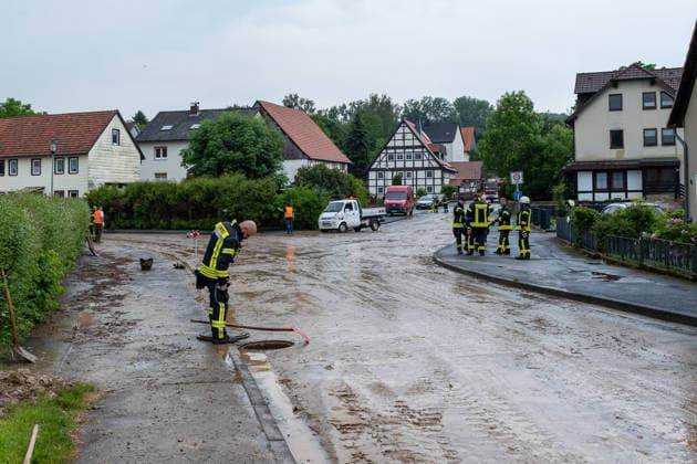 B83 unter Schlamm und Wasser 0,5 Meter Überflutung 65 Kräfte vier Stunden im Einsatz Am 31.05.2026 überflutete Starkregen die B83 in Hofgeismar-Hümme mit Schlamm und Wasser bis zu einer Höhe von 0,5 Metern. Von höher gelegenen Stellen drängten Wassermassen in den Ort und machten mehrere Straßen zeitweise unpassierbar. Der Schlamm lag teilweise 10 cm hoch auf den Fahrbahnen. Die Feuerwehren aus Hümme und Kelze räumten die Straßen mit 65 Einsatzkräften in rund vier Stunden. Hofgeismar Hümme Hessen Deutschland *** B83 under mud and water 0.5 meters of flooding 65 firefighters in action for four hours On 31 May 2026, heavy rain flooded the B83 in Hofgeismar Hümme with mud and water up to a height of 0.5 meters Masses of wat