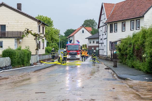 B83 unter Schlamm und Wasser 0,5 Meter Überflutung 65 Kräfte vier Stunden im Einsatz Am 31.05.2026 überflutete Starkregen die B83 in Hofgeismar-Hümme mit Schlamm und Wasser bis zu einer Höhe von 0,5 Metern. Von höher gelegenen Stellen drängten Wassermassen in den Ort und machten mehrere Straßen zeitweise unpassierbar. Der Schlamm lag teilweise 10 cm hoch auf den Fahrbahnen. Die Feuerwehren aus Hümme und Kelze räumten die Straßen mit 65 Einsatzkräften in rund vier Stunden. Hofgeismar Hümme Hessen Deutschland *** B83 under mud and water 0.5 meters of flooding 65 firefighters in action for four hours On 31 May 2026, heavy rain flooded the B83 in Hofgeismar Hümme with mud and water up to a height of 0.5 meters Masses of wat