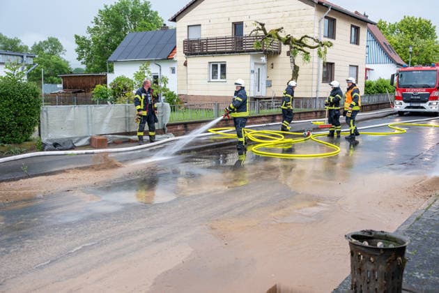 B83 unter Schlamm und Wasser 0,5 Meter Überflutung 65 Kräfte vier Stunden im Einsatz Am 31.05.2026 überflutete Starkregen die B83 in Hofgeismar-Hümme mit Schlamm und Wasser bis zu einer Höhe von 0,5 Metern. Von höher gelegenen Stellen drängten Wassermassen in den Ort und machten mehrere Straßen zeitweise unpassierbar. Der Schlamm lag teilweise 10 cm hoch auf den Fahrbahnen. Die Feuerwehren aus Hümme und Kelze räumten die Straßen mit 65 Einsatzkräften in rund vier Stunden. Hofgeismar Hümme Hessen Deutschland *** B83 under mud and water 0.5 meters of flooding 65 firefighters in action for four hours On 31 May 2026, heavy rain flooded the B83 in Hofgeismar Hümme with mud and water up to a height of 0.5 meters Masses of wat