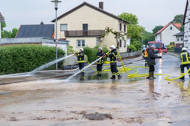 B83 unter Schlamm und Wasser 0,5 Meter Überflutung 65 Kräfte vier Stunden im Einsatz Am 31.05.2026 überflutete Starkregen die B83 in Hofgeismar-Hümme mit Schlamm und Wasser bis zu einer Höhe von 0,5 Metern. Von höher gelegenen Stellen drängten Wassermassen in den Ort und machten mehrere Straßen zeitweise unpassierbar. Der Schlamm lag teilweise 10 cm hoch auf den Fahrbahnen. Die Feuerwehren aus Hümme und Kelze räumten die Straßen mit 65 Einsatzkräften in rund vier Stunden. Hofgeismar Hümme Hessen Deutschland *** B83 under mud and water 0.5 meters of flooding 65 firefighters in action for four hours On 31 May 2026, heavy rain flooded the B83 in Hofgeismar Hümme with mud and water up to a height of 0.5 meters Masses of wat