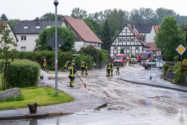 B83 unter Schlamm und Wasser 0,5 Meter Überflutung 65 Kräfte vier Stunden im Einsatz Am 31.05.2026 überflutete Starkregen die B83 in Hofgeismar-Hümme mit Schlamm und Wasser bis zu einer Höhe von 0,5 Metern. Von höher gelegenen Stellen drängten Wassermassen in den Ort und machten mehrere Straßen zeitweise unpassierbar. Der Schlamm lag teilweise 10 cm hoch auf den Fahrbahnen. Die Feuerwehren aus Hümme und Kelze räumten die Straßen mit 65 Einsatzkräften in rund vier Stunden. Hofgeismar Hümme Hessen Deutschland *** B83 under mud and water 0.5 meters of flooding 65 firefighters in action for four hours On 31 May 2026, heavy rain flooded the B83 in Hofgeismar Hümme with mud and water up to a height of 0.5 meters Masses of wat
