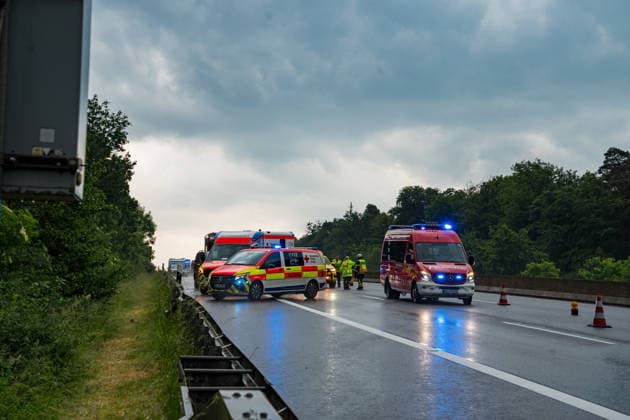 Zwei Unfälle bei Starkregen mehrere Verletzte Autobahn voll gesperrt Auf der A7 zwischen Melsungen und Guxhagen ist es am 31.05.2026 gegen 17:30 Uhr bei starkem Regen zu einem Verkehrsunfall gekommen. Nach ersten Erkenntnissen spielte die Witterung vermutlich eine Rolle. Zwei Personen wurden verletzt. In einem Stau ereignete sich zudem ein Auffahrunfall mit fünf beteiligten Pkw, bei dem drei Menschen verletzt wurden. Während des Einsatzes wurde die Autobahn voll gesperrt. Felsberg Hessen Deutschland *** Two accidents in heavy rain several people injured Freeway fully closed A traffic accident occurred on the A7 between Melsungen and Guxhagen on 31 May 2026 at around 5
