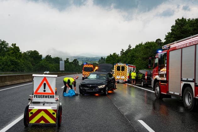 Zwei Unfälle bei Starkregen mehrere Verletzte Autobahn voll gesperrt Auf der A7 zwischen Melsungen und Guxhagen ist es am 31.05.2026 gegen 17:30 Uhr bei starkem Regen zu einem Verkehrsunfall gekommen. Nach ersten Erkenntnissen spielte die Witterung vermutlich eine Rolle. Zwei Personen wurden verletzt. In einem Stau ereignete sich zudem ein Auffahrunfall mit fünf beteiligten Pkw, bei dem drei Menschen verletzt wurden. Während des Einsatzes wurde die Autobahn voll gesperrt. Felsberg Hessen Deutschland *** Two accidents in heavy rain several people injured Freeway fully closed A traffic accident occurred on the A7 between Melsungen and Guxhagen on 31 May 2026 at around 5