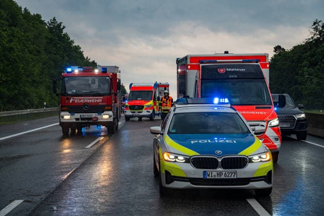 Zwei Unfälle bei Starkregen mehrere Verletzte Autobahn voll gesperrt Auf der A7 zwischen Melsungen und Guxhagen ist es am 31.05.2026 gegen 17:30 Uhr bei starkem Regen zu einem Verkehrsunfall gekommen. Nach ersten Erkenntnissen spielte die Witterung vermutlich eine Rolle. Zwei Personen wurden verletzt. In einem Stau ereignete sich zudem ein Auffahrunfall mit fünf beteiligten Pkw, bei dem drei Menschen verletzt wurden. Während des Einsatzes wurde die Autobahn voll gesperrt. Felsberg Hessen Deutschland *** Two accidents in heavy rain several people injured Freeway fully closed A traffic accident occurred on the A7 between Melsungen and Guxhagen on 31 May 2026 at around 5