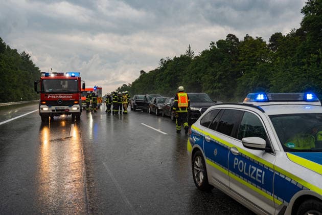 Zwei Unfälle bei Starkregen mehrere Verletzte Autobahn voll gesperrt Auf der A7 zwischen Melsungen und Guxhagen ist es am 31.05.2026 gegen 17:30 Uhr bei starkem Regen zu einem Verkehrsunfall gekommen. Nach ersten Erkenntnissen spielte die Witterung vermutlich eine Rolle. Zwei Personen wurden verletzt. In einem Stau ereignete sich zudem ein Auffahrunfall mit fünf beteiligten Pkw, bei dem drei Menschen verletzt wurden. Während des Einsatzes wurde die Autobahn voll gesperrt. Felsberg Hessen Deutschland *** Two accidents in heavy rain several people injured Freeway fully closed A traffic accident occurred on the A7 between Melsungen and Guxhagen on 31 May 2026 at around 5