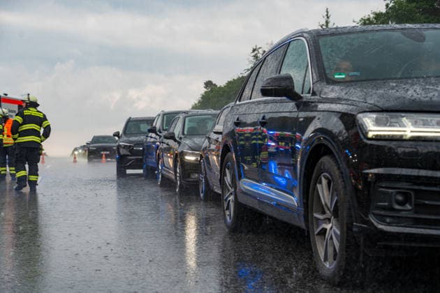 Zwei Unfälle bei Starkregen mehrere Verletzte Autobahn voll gesperrt Auf der A7 zwischen Melsungen und Guxhagen ist es am 31.05.2026 gegen 17:30 Uhr bei starkem Regen zu einem Verkehrsunfall gekommen. Nach ersten Erkenntnissen spielte die Witterung vermutlich eine Rolle. Zwei Personen wurden verletzt. In einem Stau ereignete sich zudem ein Auffahrunfall mit fünf beteiligten Pkw, bei dem drei Menschen verletzt wurden. Während des Einsatzes wurde die Autobahn voll gesperrt. Felsberg Hessen Deutschland *** Two accidents in heavy rain several people injured Freeway fully closed A traffic accident occurred on the A7 between Melsungen and Guxhagen on 31 May 2026 at around 5