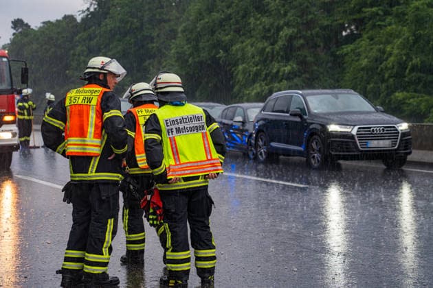 Zwei Unfälle bei Starkregen mehrere Verletzte Autobahn voll gesperrt Auf der A7 zwischen Melsungen und Guxhagen ist es am 31.05.2026 gegen 17:30 Uhr bei starkem Regen zu einem Verkehrsunfall gekommen. Nach ersten Erkenntnissen spielte die Witterung vermutlich eine Rolle. Zwei Personen wurden verletzt. In einem Stau ereignete sich zudem ein Auffahrunfall mit fünf beteiligten Pkw, bei dem drei Menschen verletzt wurden. Während des Einsatzes wurde die Autobahn voll gesperrt. Felsberg Hessen Deutschland *** Two accidents in heavy rain several people injured Freeway fully closed A traffic accident occurred on the A7 between Melsungen and Guxhagen on 31 May 2026 at around 5