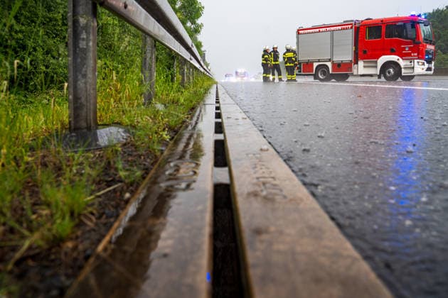 Zwei Unfälle bei Starkregen mehrere Verletzte Autobahn voll gesperrt Auf der A7 zwischen Melsungen und Guxhagen ist es am 31.05.2026 gegen 17:30 Uhr bei starkem Regen zu einem Verkehrsunfall gekommen. Nach ersten Erkenntnissen spielte die Witterung vermutlich eine Rolle. Zwei Personen wurden verletzt. In einem Stau ereignete sich zudem ein Auffahrunfall mit fünf beteiligten Pkw, bei dem drei Menschen verletzt wurden. Während des Einsatzes wurde die Autobahn voll gesperrt. Felsberg Hessen Deutschland *** Two accidents in heavy rain several people injured Freeway fully closed A traffic accident occurred on the A7 between Melsungen and Guxhagen on 31 May 2026 at around 5