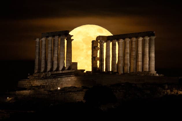 Blue Moon in Athens ATHENS, GREECE - MAY 31: The full moon, known as the Blue Moon, rises over the Temple of Poseidon on Cape Sounion near Athens, Greece, on May 31, 2026. Costas Baltas Anadolu Athens Greece. Editorial use only. Please get in touch for any other usage.  Copyright: x2026xAnadoluxCostasxBaltasx