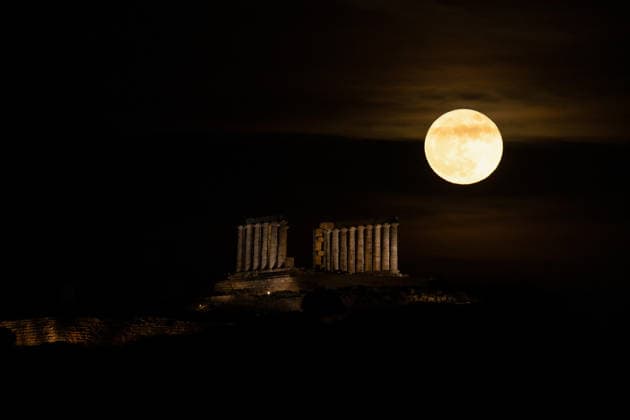 Blue Moon in Athens ATHENS, GREECE - MAY 31: The full moon, known as the Blue Moon, rises over the Temple of Poseidon on Cape Sounion near Athens, Greece, on May 31, 2026. Costas Baltas Anadolu Athens Greece. Editorial use only. Please get in touch for any other usage.  Copyright: x2026xAnadoluxCostasxBaltasx