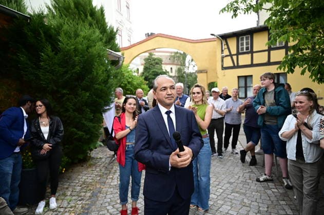 Octavian Ursu mit Ehefrau Desiree Ursu und den Töchtern Diandra und Silvana bei der Wahlparty des Amtsinhabers und Oberbürgermeisterkandidaten Octavian Ursu im Ristorante Da Vinci. Görlitz, 31.05.2026. Octavian Ursu bleibt Oberbürgermeister von Görlitz. Er gewann heute in der zweiten Wahlrunde mit 55,8 Prozent. AfD-Konkurrent Sebastian Wippel kam auf 44,2 Prozent. Damit ist Ursu für weitere sieben Jahre gewählt. Der CDU-Kandidat trat mit Unterstützung der Bündnis- Grünen, Motor für Görlitz Bürger für Görlitz an. *** Octavian Ursu with his wife Desiree Ursu and their daughters Diandra and Silvana at the election party of the incumbent and mayoral candidate Octavian Ursu in the Ristorante Da Vinci Copyright: xMatthiasxWehnertx
