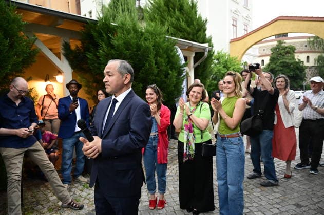 Octavian Ursu mit Ehefrau Desiree Ursu und den Töchtern Diandra und Silvana bei der Wahlparty des Amtsinhabers und Oberbürgermeisterkandidaten Octavian Ursu im Ristorante Da Vinci. Görlitz, 31.05.2026. Octavian Ursu bleibt Oberbürgermeister von Görlitz. Er gewann heute in der zweiten Wahlrunde mit 55,8 Prozent. AfD-Konkurrent Sebastian Wippel kam auf 44,2 Prozent. Damit ist Ursu für weitere sieben Jahre gewählt. Der CDU-Kandidat trat mit Unterstützung der Bündnis- Grünen, Motor für Görlitz Bürger für Görlitz an. *** Octavian Ursu with his wife Desiree Ursu and their daughters Diandra and Silvana at the election party of the incumbent and mayoral candidate Octavian Ursu in the Ristorante Da Vinci Copyright: xMatthiasxWehnertx