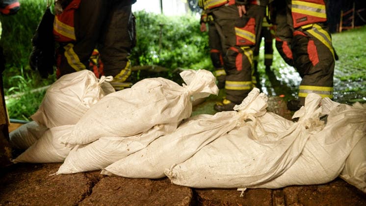 Spektakulär war der Aufzug der Unwetterfront gegen 21 Uhr über dem Vogtland. Eine bedrohliche Böenfront zog auf. Nach ihr folgten Starkregen. Innerhalb kurzer Zeit fielen bis zu 40 Liter auf dem Quadratmeter. Betroffen war die Gegend um Treuen. Auf Grund der Niederschläge und vorausgegangenen Niederschlägen am Vormittag waren die Böden gesättigt. Der Starkregen konnte von den Feldern nicht mehr aufgenommen werden. Die Folge waren heftige Überflutungen. Teiche waren randvoll und liefen über. Das Wasser überflutete Straßen und Grundstücke. In Netzschkau wurde die Plauener Straße überflutet. Die Feuerwehr konnte die Straße vorerst nur Sperren, da die Wassermassen zu viel waren. In Treuen kämpften Anwohner gegen die Wassermassen