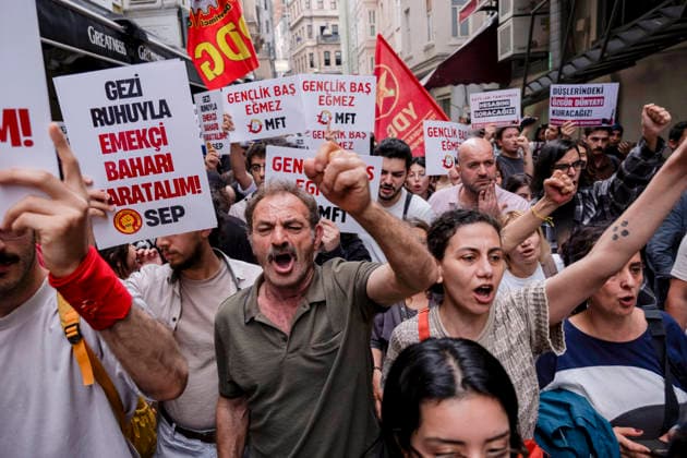 Gezi Anniversary Rally in Istanbul Demonstrators hold placards and chant slogans during a rally marking the 13th anniversary of the Gezi Park protests in Istanbul, Turkey on May 31, 2026. Citizens gathered in Istanbul to commemorate those who died during the 2013 Gezi Park protests, which evolved into nationwide anti-government demonstrations. Istanbul Istanbul Turkey Copyright: xTolgaxSezginx