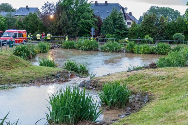 260531UnwetterTreuen News ID: EN 2026-05-31-3 Schwere Gewitter im Vogtlandkreis sorgen für zahlreiche Feuerwehreinsätze Jede Menge Regen, vollgelaufene Keller und ein arbeitsreicher Sonntag für die Feuerwehr Treuen Treuen. Schwere Unwetter haben am Sonntagabend vor allem den Vogtlandkreis heimgesucht. Stark betroffen war unter anderem die Region Treuen und dessen Ortsteil Hartmannsgrün. Wegen Schlamm auf der Straße musste die S299 am Sonntagabend für den Verkehr gesperrt werden. Über 50 Liter Regen in kurzer Zeit sorgte dafür, dass das Wasser von den Feldern nicht einsickern konnte und auf die Straße floss. An der Kreuzung S299 Ecke Perlaser Straße kam die Feuerwehr Treuen zum Einsatz, um den verstopften Ablauf zu reinigen. H