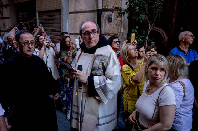 Solemn procession in honour of St Rita of Cascia to Palermo PALERMO, ITALY - MAY 31: Solemn procession with the statue of Saint Rita of Cascia, the venerated Saint of impossible miracles in the Capo district on May 31, 2026 in Palermo, Italy. The cult of the Saint spread in Palermo in 1922, the year in which the first festival in her honour was organised, and she is venerated within the 14th-century church and convent of Saint Augustine, in the Capo district. Palermo Sicily Italy Copyright: xStefanoxMontesix